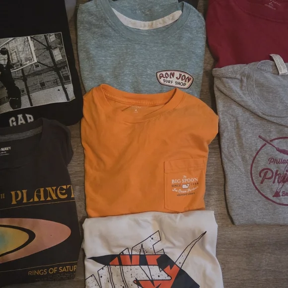 LOT of 12 Boys Graphic Tees- Vineyard Vines, GAP, Old Navy, Hurley TOMMY, Ron J - Picture 8 of 9